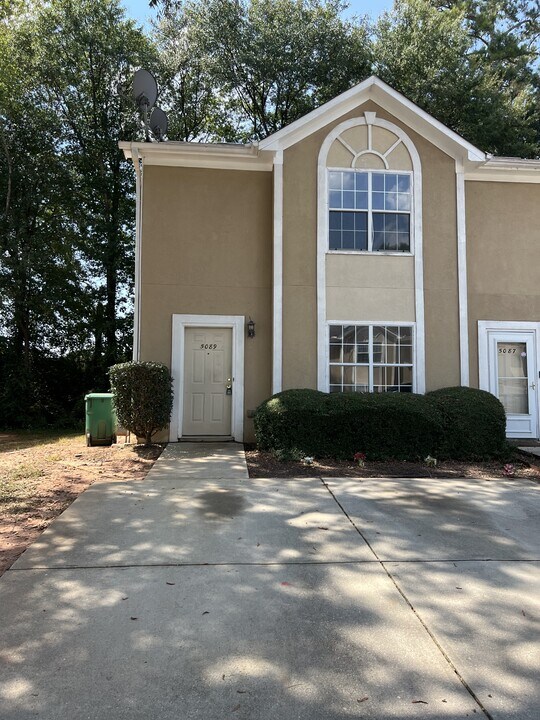5089 Chupp Way Cir in Stonecrest, GA - Building Photo
