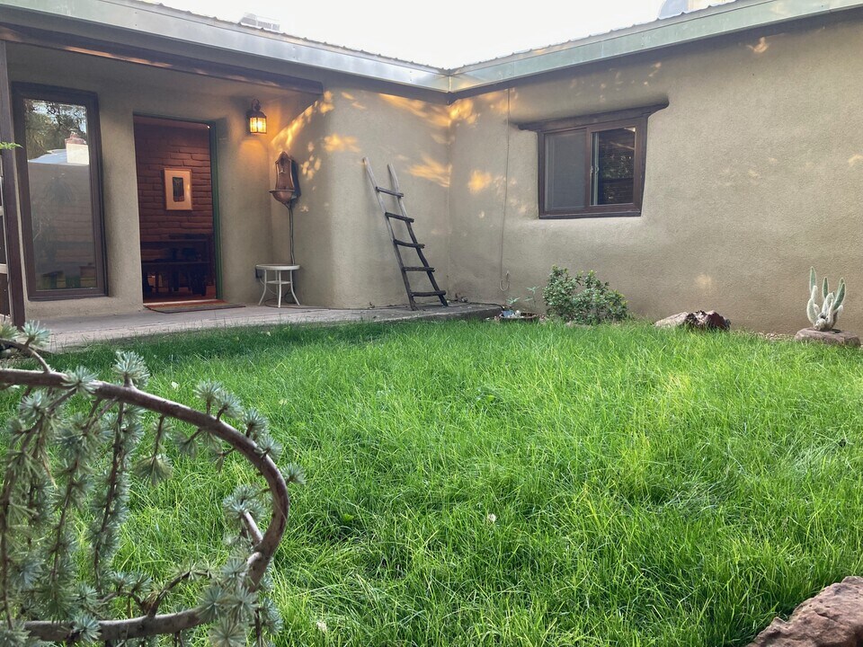 5991 Corrales Rd in Corrales, NM - Building Photo
