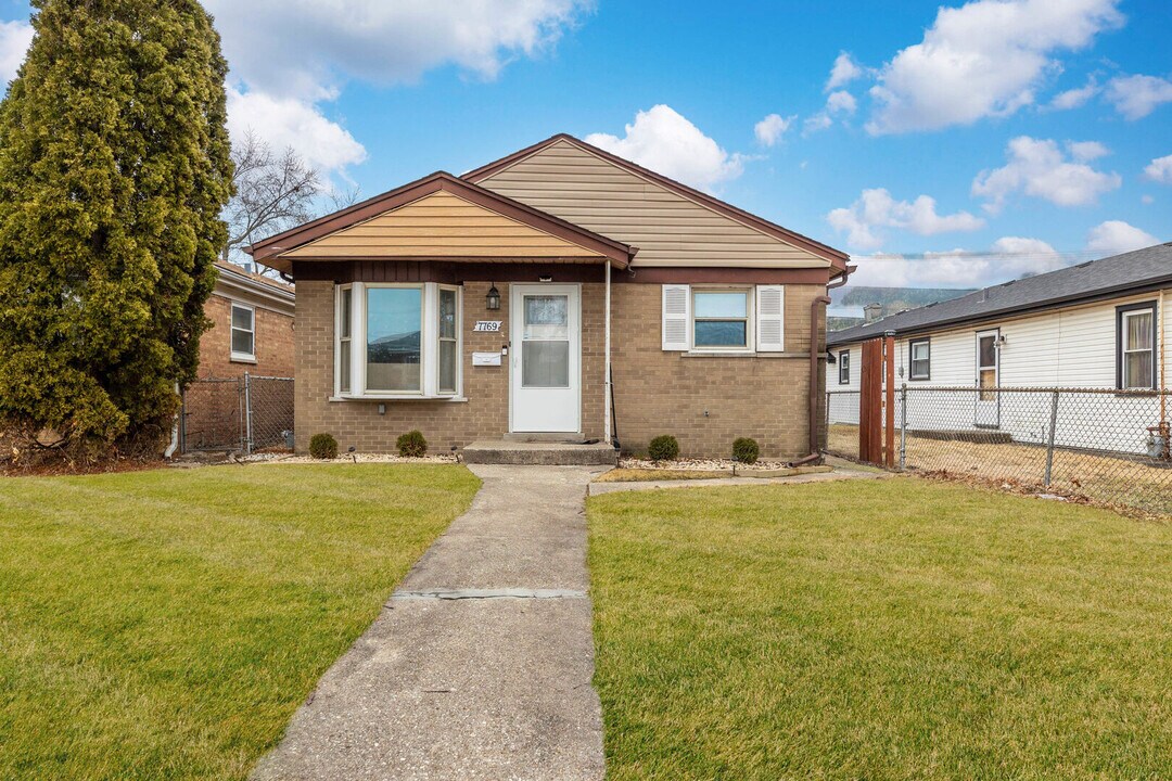 7769 Mason Ave in Burbank, IL - Building Photo