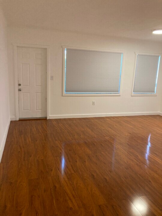 2101 Bay Dr, Unit Apartment 3 in Miami, FL - Building Photo