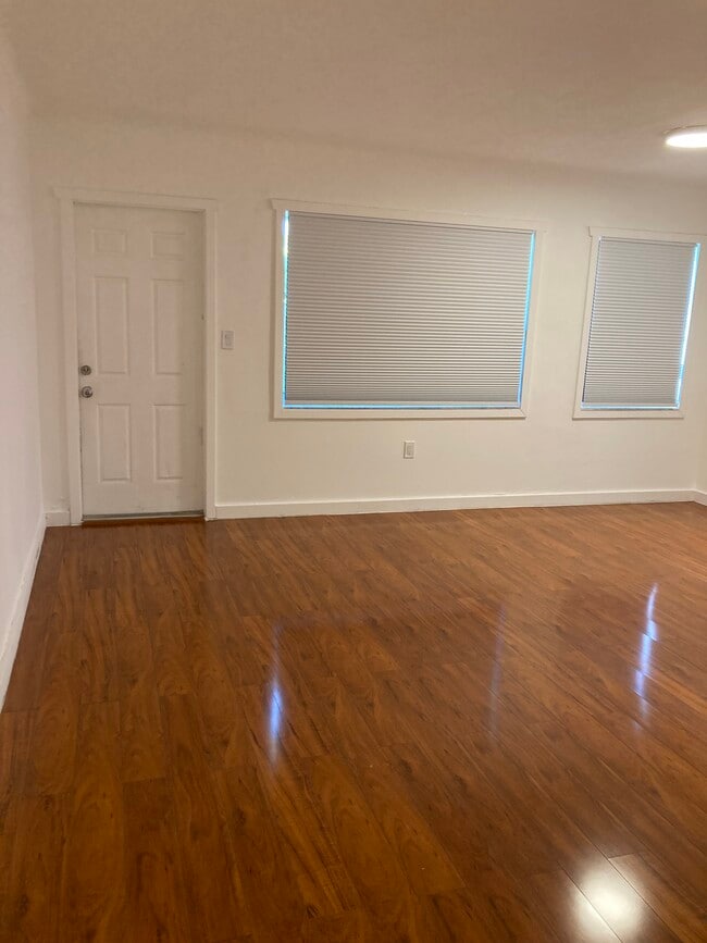 2101 Bay Dr, Unit Apartment 3