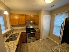 102 Colchester Ct in Chapel Hill, NC - Building Photo - Building Photo