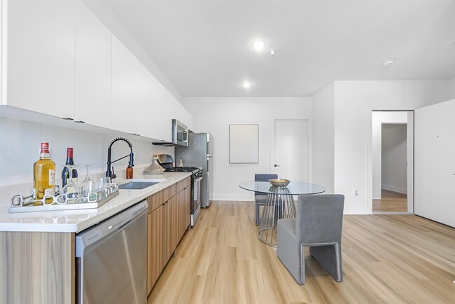 30 McAdoo Ave in Jersey City, NJ - Building Photo - Building Photo