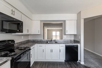 Canal Place in Weatogue, CT - Foto de edificio - Interior Photo