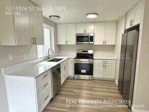 727 55th St SW in Everett, WA - Foto de edificio - Building Photo