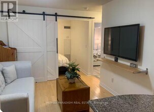 250 Wellington St W in Toronto, ON - Building Photo - Building Photo