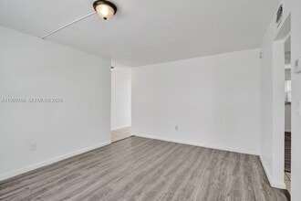 4511 Treehouse Ln, Unit B in Tamarac, FL - Foto de edificio - Building Photo