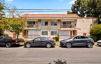 8005 Waring Ave in West Hollywood, CA - Foto de edificio - Building Photo