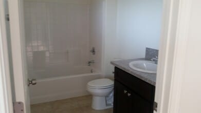 2407 Hughes Ln in Bakersfield, CA - Building Photo - Building Photo