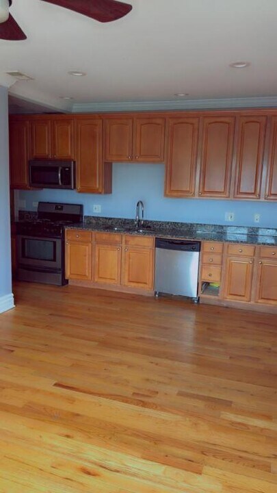 917 E 78th St in Chicago, IL - Building Photo