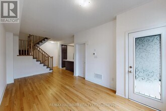 106 Bravo Ln in Newmarket, ON - Building Photo - Building Photo