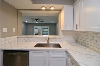 11550 Chimney Rock Rd in Houston, TX - Building Photo - Building Photo