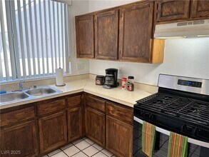 6672 Golden Pond Cir in Las Vegas, NV - Building Photo - Building Photo