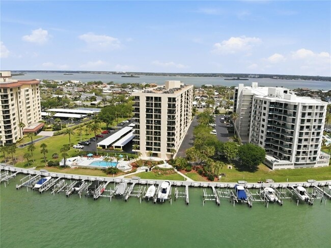 690 Island Way in Clearwater, FL - Foto de edificio - Building Photo