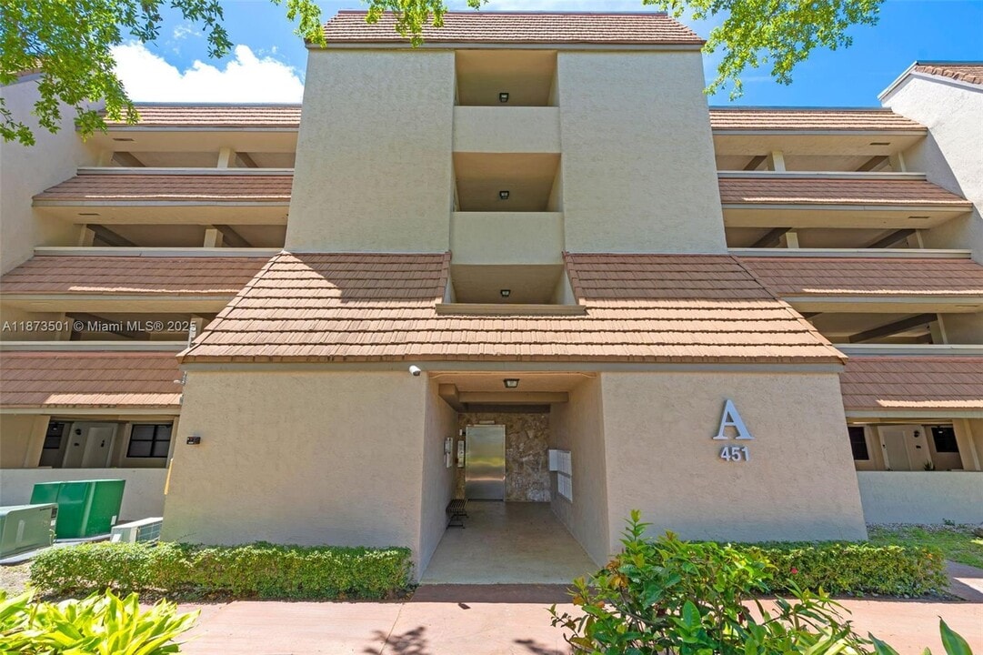 451 Ives Dairy Rd in Miami, FL - Building Photo