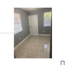 18500 NE 1st Ct-Unit -1 in Miami, FL - Building Photo - Building Photo