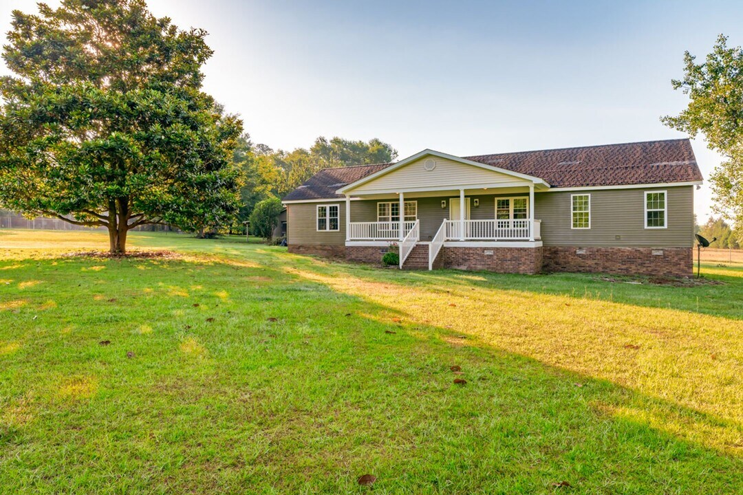 1140 Congaree Rd in Hopkins, SC - Building Photo
