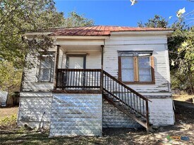 244 W Sessom Dr in San Marcos, TX - Building Photo