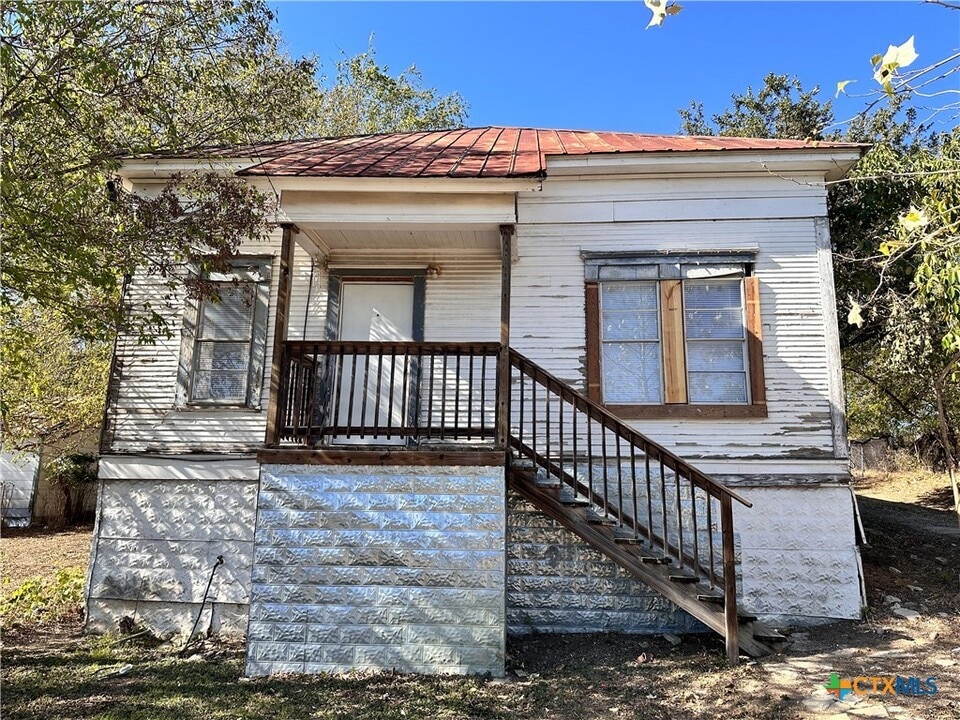 244 W Sessom Dr in San Marcos, TX - Building Photo