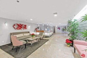 410 S Barrington Ave in Los Angeles, CA - Building Photo - Building Photo