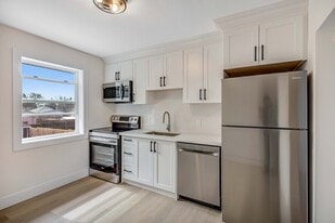 1889 Wavell St in London, ON - Building Photo