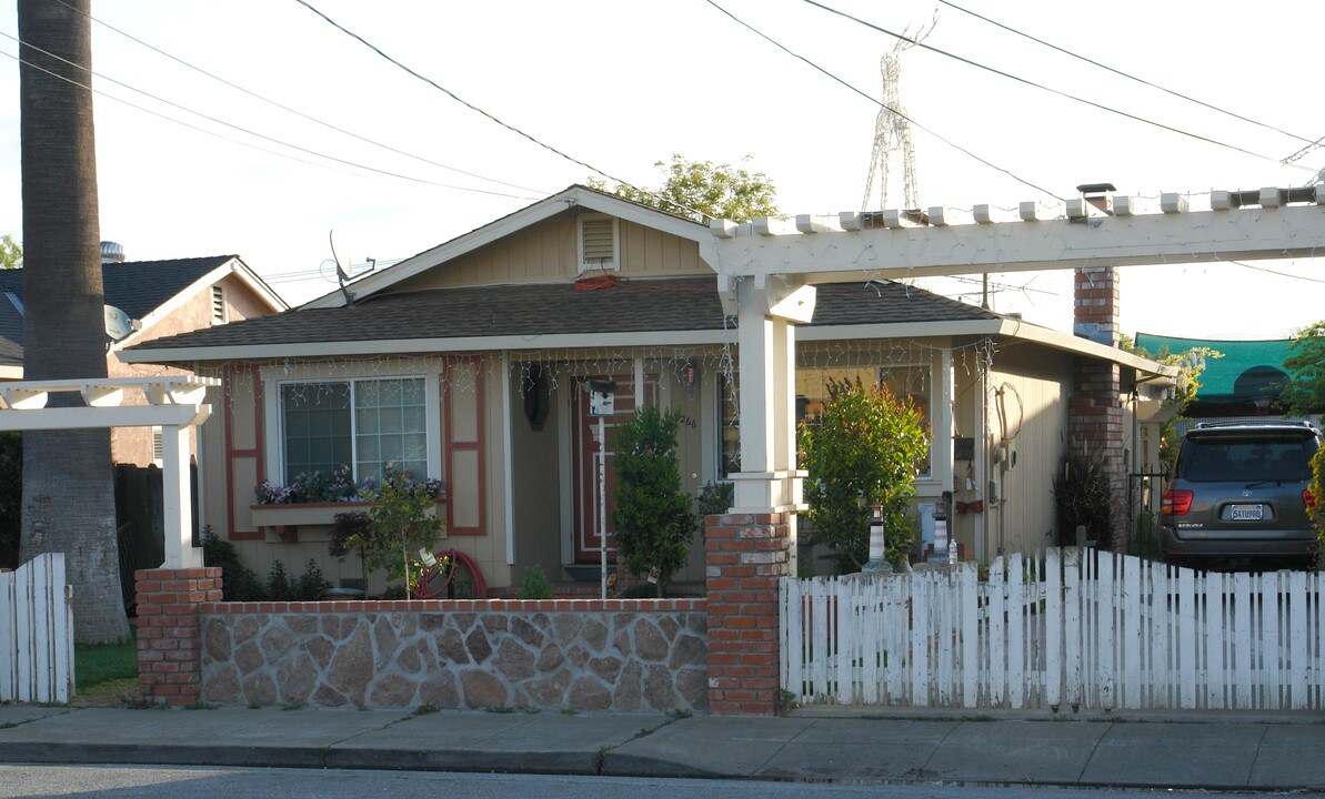 8266 Swanston Ln in Gilroy, CA - Building Photo