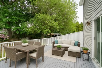 115 Rowe St in Auburndale, MA - Building Photo - Building Photo