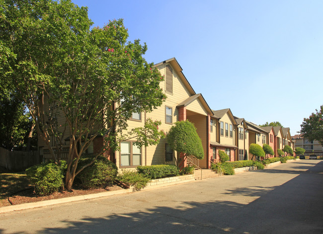 903 Romeria Dr in Austin, TX - Foto de edificio - Building Photo