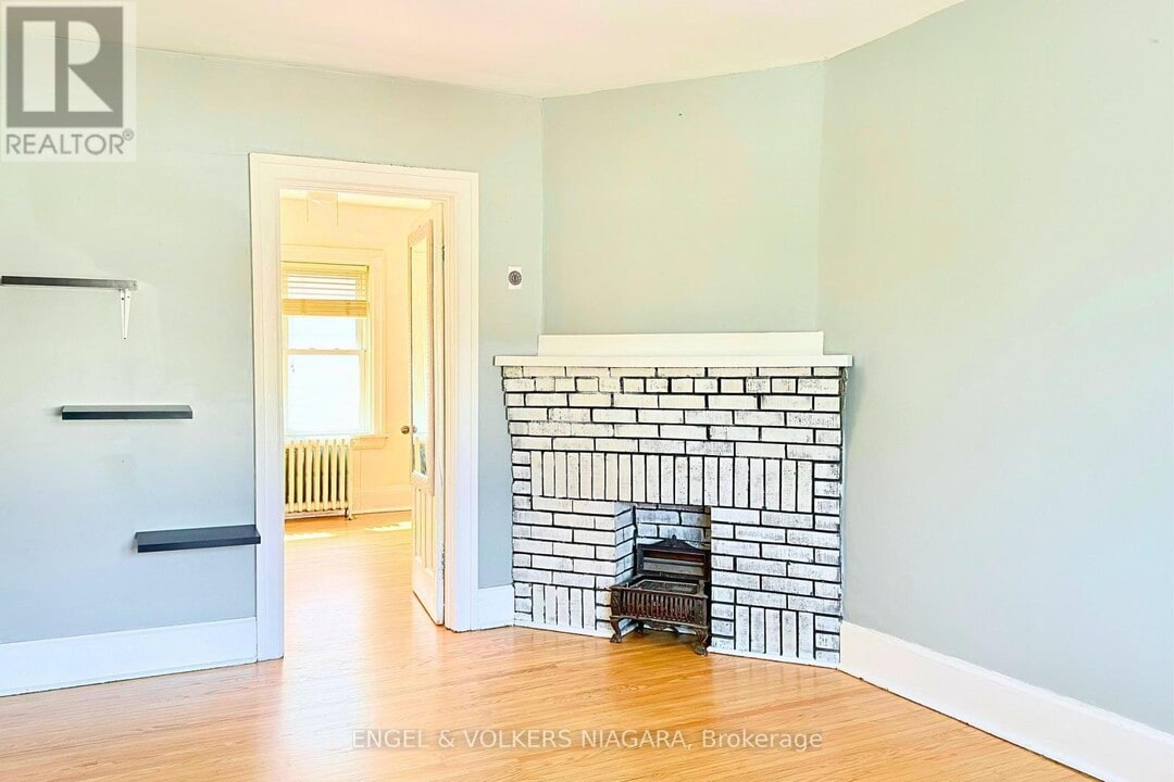 5038 Huron St in Niagara Falls, ON - Building Photo