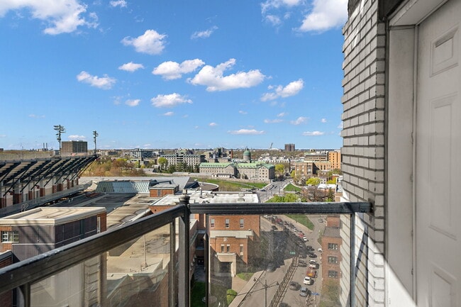 500 Des Pins Av O in Montréal, QC - Building Photo - Building Photo