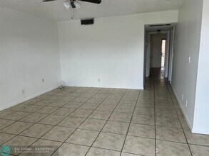 2200 Springdale Blvd in Palm Springs, FL - Foto de edificio - Building Photo