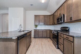 911 Acorn Trail Pl in Tomball, TX - Building Photo - Building Photo