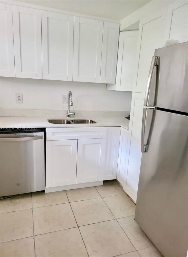 4205 N University Dr in Sunrise, FL - Building Photo - Building Photo