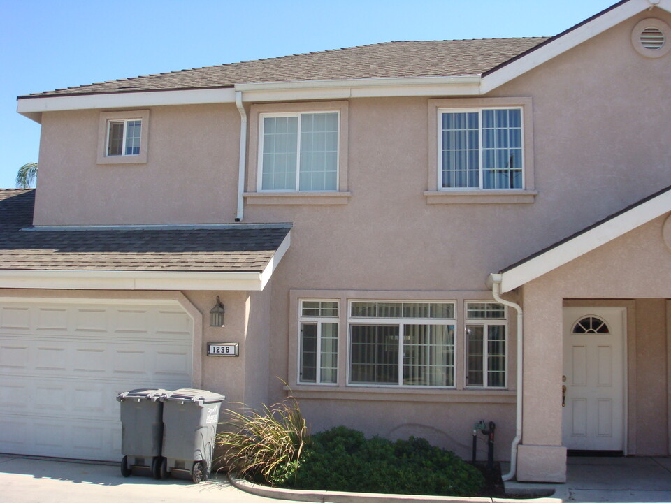 1236 E Alexander Ave in Merced, CA - Foto de edificio