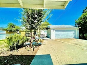 9221 Laurel Ave in Whittier, CA - Building Photo - Building Photo