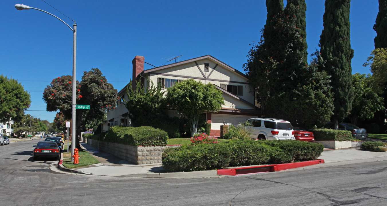 701 E Tujunga Ave in Burbank, CA - Foto de edificio