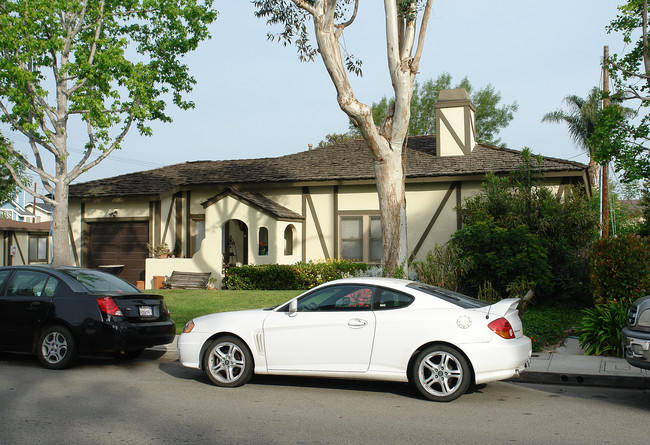 2625 Elden Ave in Costa Mesa, CA - Foto de edificio - Building Photo