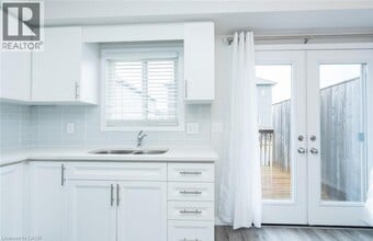 3200 Singleton Ave in London, ON - Building Photo - Building Photo