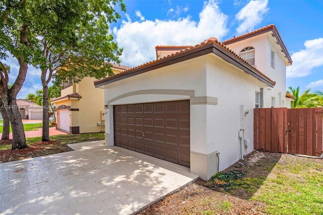 11319 NW 43rd Terrace in Doral, FL - Building Photo - Building Photo