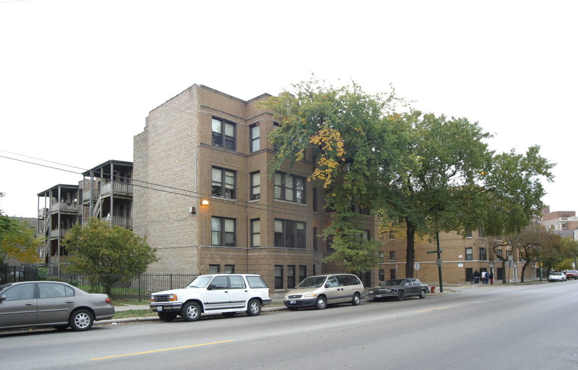 Whitmore Apartments in Chicago, IL - Building Photo