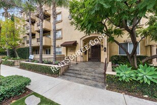 12044 Hoffman St in Los Angeles, CA - Building Photo