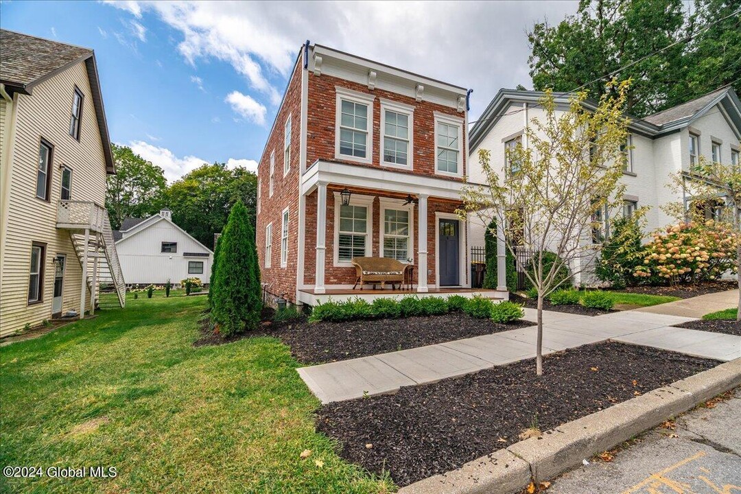 4 Circular St in Saratoga Springs, NY - Building Photo