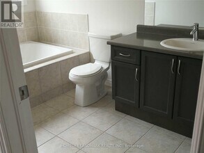 15 Durblee Ave in Aurora, ON - Building Photo - Building Photo