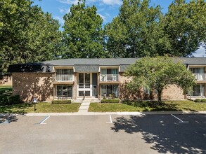 Kensington Manor Apartments in Farmington, MI - Building Photo - Building Photo