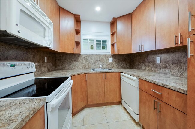 7937 Camino Cir in Coral Gables, FL - Building Photo - Building Photo