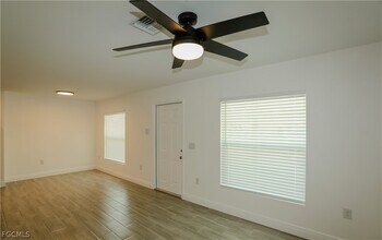 915 Graystone Ave in Lehigh Acres, FL - Foto de edificio - Building Photo