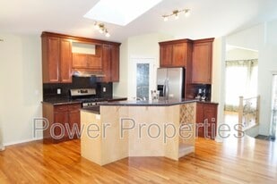 138 Discovery Ridge Blvd SW in Calgary, AB - Building Photo