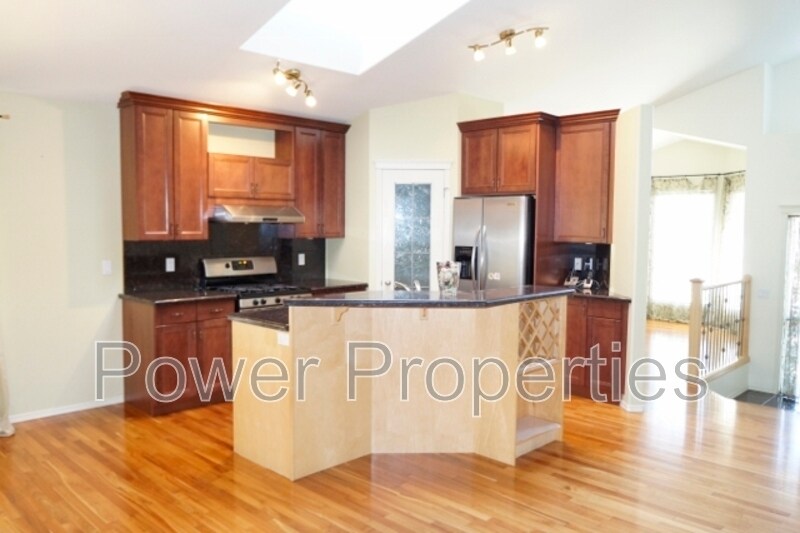 138 Discovery Ridge Blvd SW in Calgary, AB - Building Photo