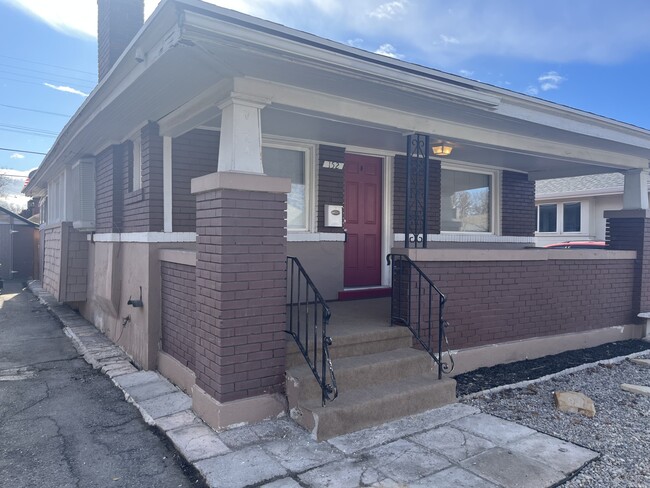 property at 152 Hampton Ave S