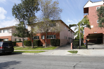 2301-2305 Naomi St in Burbank, CA - Building Photo - Building Photo